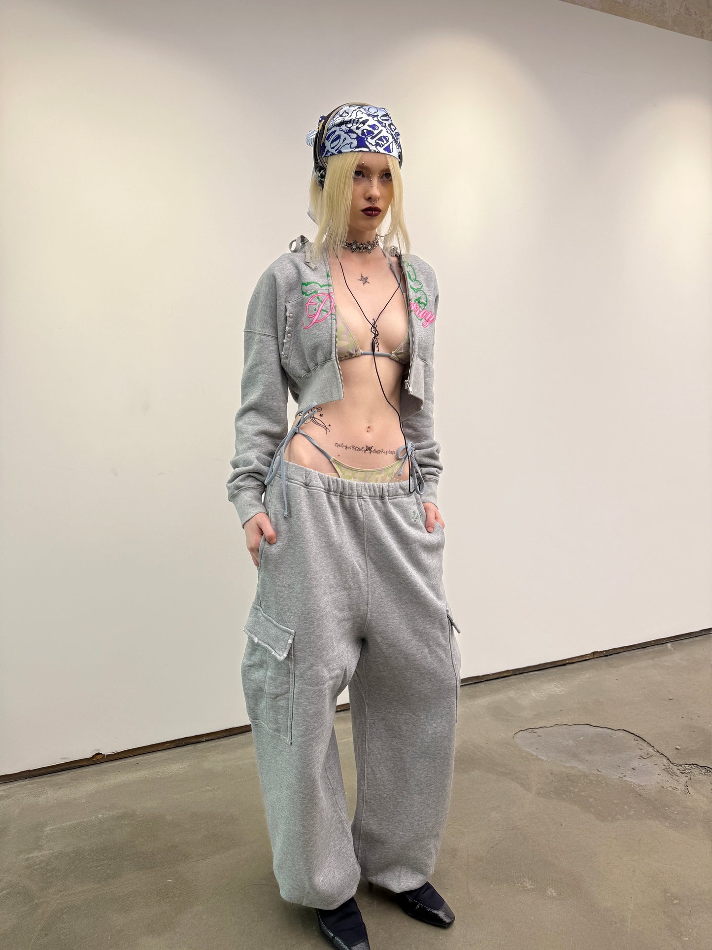STUDDED ''DESTROY'' PRINT ZIP UP HOODIE GREY